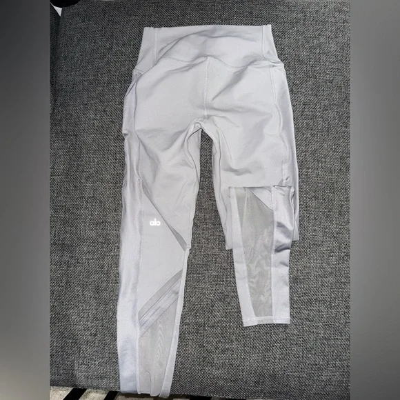 ALO Yoga Light Gray Leggings - Picture 3 of 5